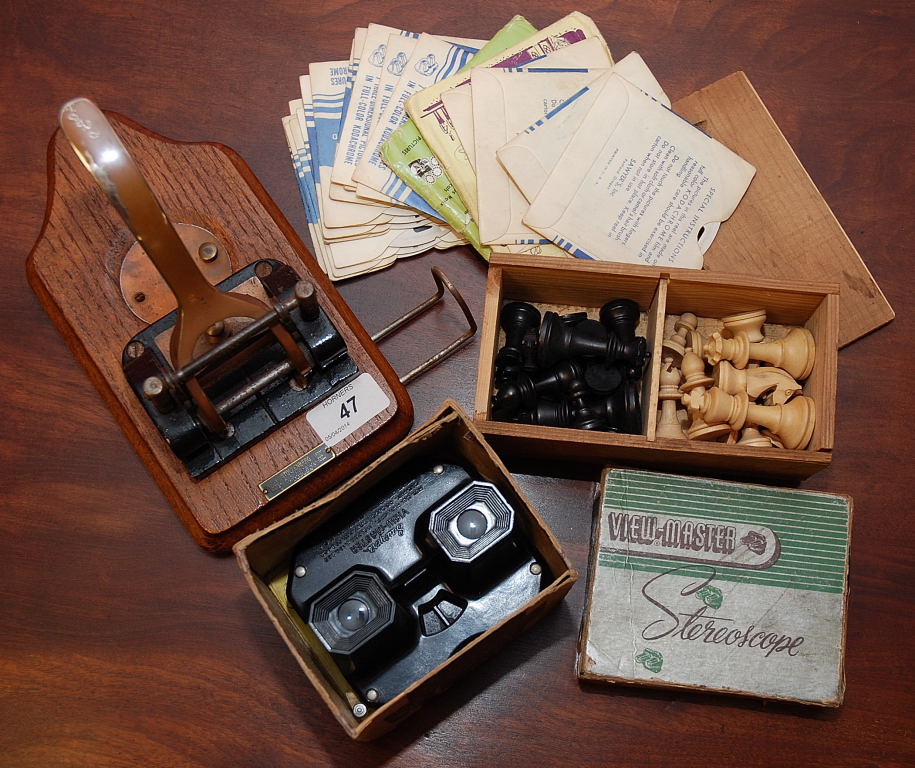 A VIEW MASTER STEREOSCOPIC SLIDE VIEWER IN ORIGINAL BOX WITH A COLLECTION OF 20+ PICTURE REELS, A