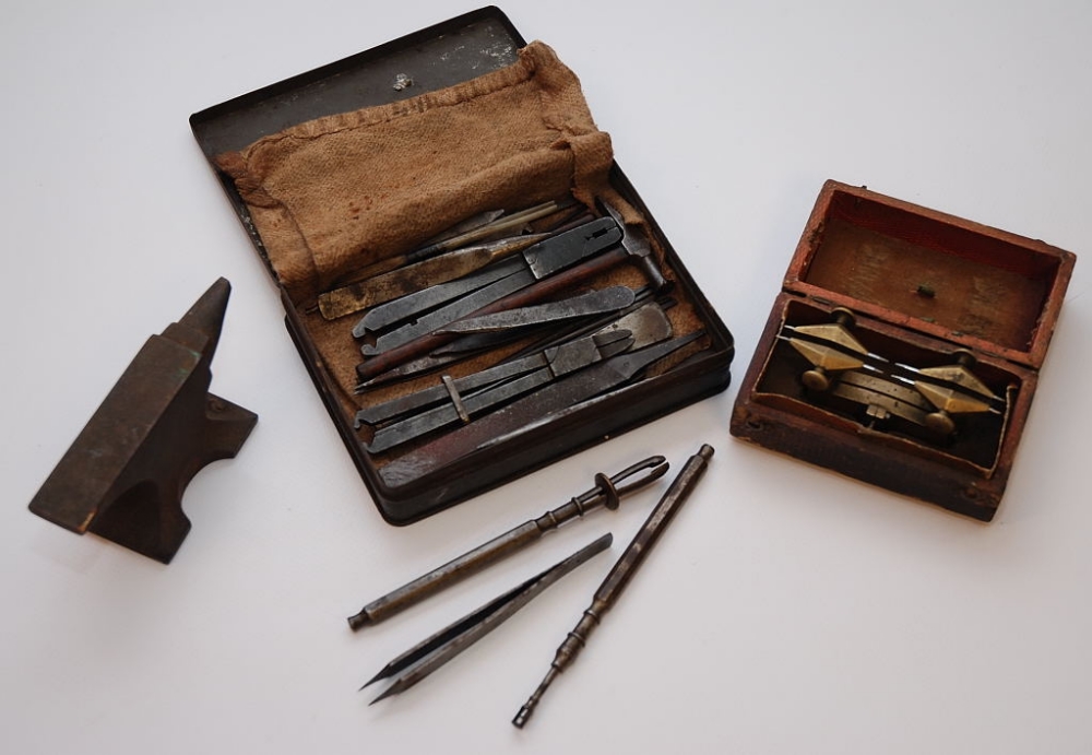 A COLLECTION OF CLOCK MAKERS TOOLS TO INCL. BRASS PRECISION CLAMPING TOOL, MINIATURE HAMMER, SMALL