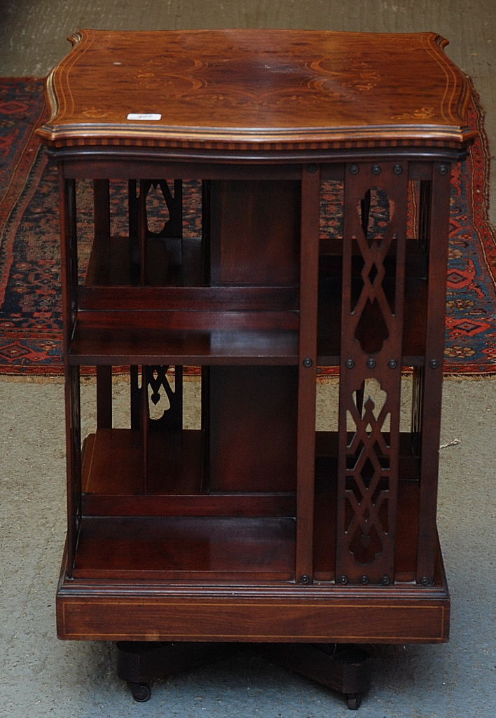 A INLAID ROTATING BOOKSHELF WITH FRETWORK ENDS, THE TOP INLAID WITH DECORATIVE BOXWOOD C.1910, 52cmW