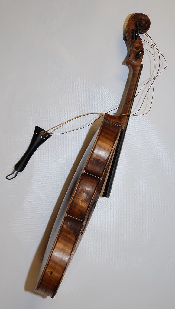 AN ANTIQUE VIOLIN BEARING STRAD LABEL.  A/F CONDITION, NEEDING FULL RESTORATION.  NO BOW OR CASE