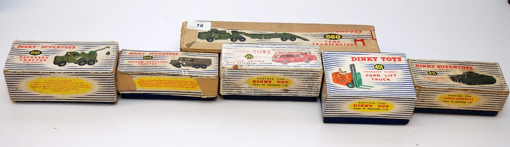 5 EARLY BOXED DINKY TOYS DIECAST VEHICLES TO INC. 661 RECOVERY TRACTOR, 689 MEDIUM ARTILLERY