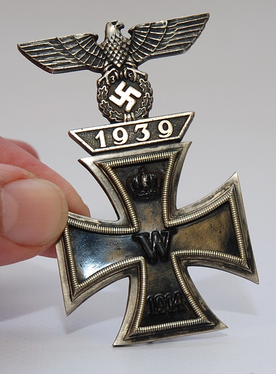 A WWII GERMAN IRON CROSS FIRST CLASS WITH 1939 BAR CLASP, MARKED KO