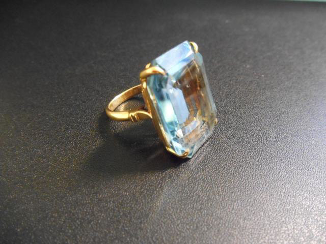 A yellow metal ring (tests as 14ct) set with a large square cut spinel (approx 23x18mm), size I 1/