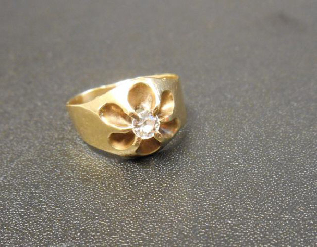 A 14k gold ring with diamond in floral setting, size F - approx gross weight 3g   CONDITION REPORT: