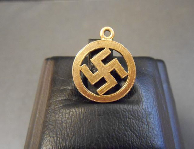 A 9ct gold 'swastika' pendant - diam 1.5cm - approx weight 2.2g   CONDITION REPORT:  good condition