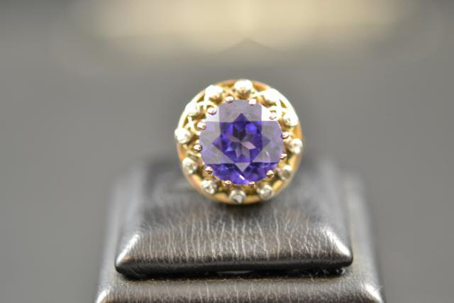 A yellow metal (test as 18ct gold) ring set with large synthetic corundum (diam approx 13mm)