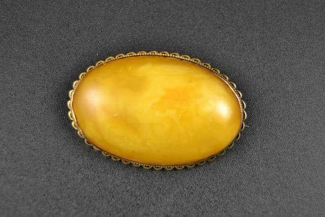 A 9ct gold oval brooch mounted with butterscotch amber, W5cm -approx total weight 11.7g