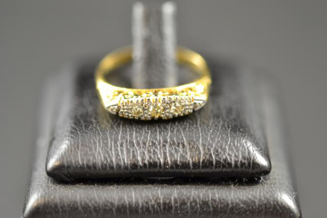 An 18ct gold ring set with three diamonds c1910, size M - approx gross weight 3g