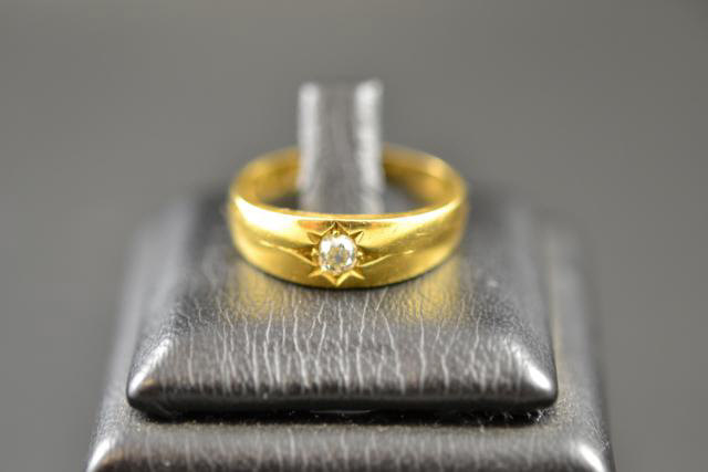 An 18ct gold gents ring with gypsy set diamond, size O 1/2 - approx gross weight 5.2g