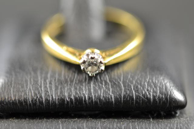 An 18ct gold ring set with solitaire diamond, size J 1/2 - approx gross weight 2.3g