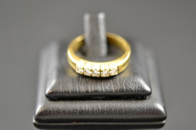 An 18ct gold ring set with five diamonds, size Q 1/2 - approx gross weight 6g