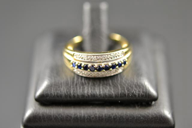 A 9ct gold ring set with nine sapphires, size M - approx gross weight 2.1g