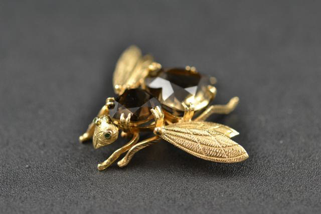 A 14k gold brooch in the shape of a bee, wingspan 4.6cm - approx gross weight 13.6g
