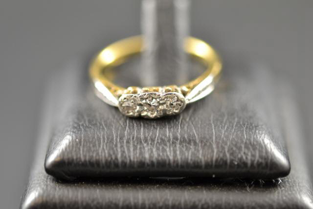 An 18ct gold and platinum ring set with three diamonds, size O 1/2 - approx gross weight 2.8g