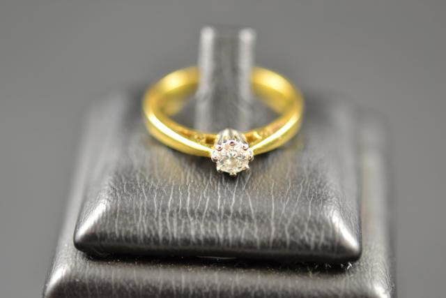 An 18ct gold solitaire diamond ring, size P - approx gross weight 3.7g