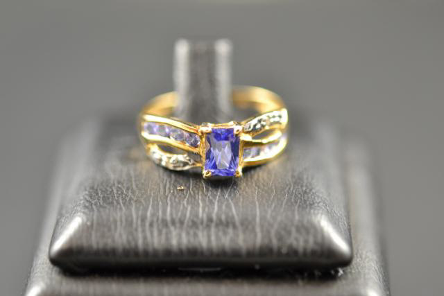 A 10K ring set with tanzanite, size M - approx gross weight 1.5g