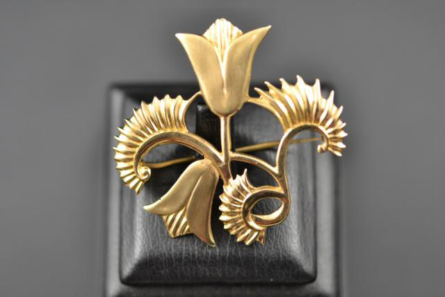 A Geoffrey Bellamy (for Ivan Tarrant) 9ct gold brooch of floral form, Birmingham1989 - W4cm - approx