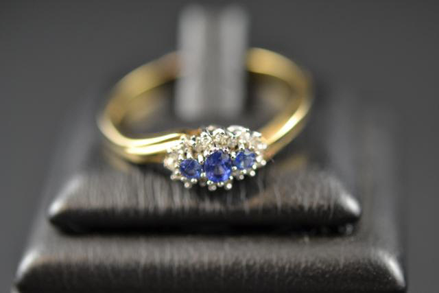 A 9ct gold ring set with tanzanite in cluster setting, size Z+1 - approx gross weight 3.4g