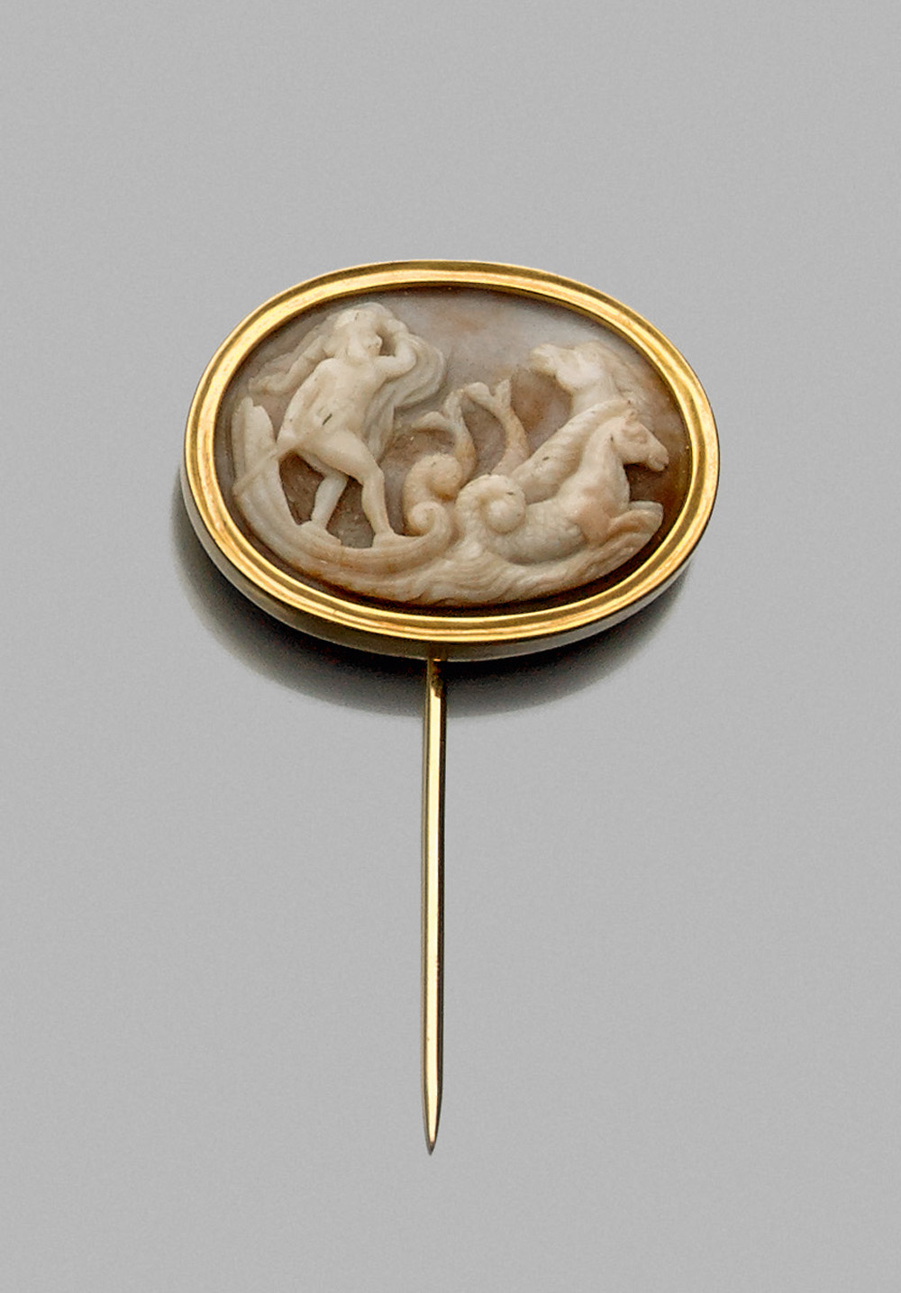 Epingle ornée d?un médaillon ovale sertissant un camée représentant le dieu Neptune sur un char