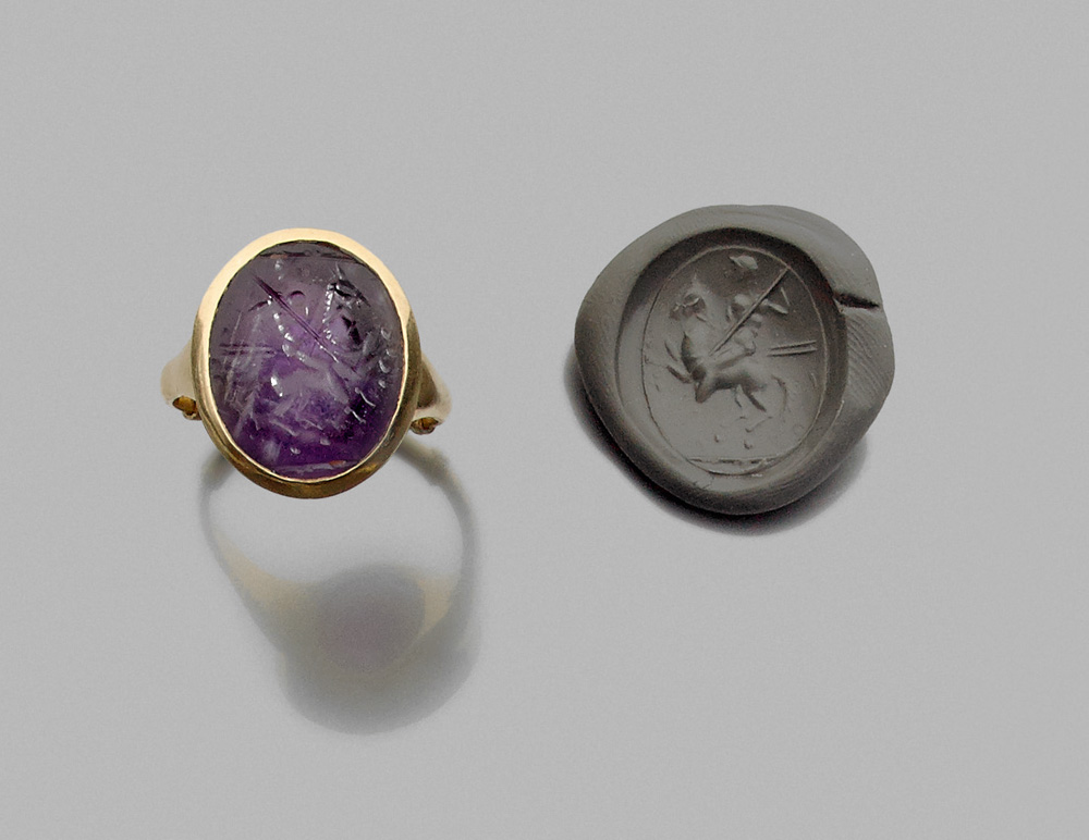 Bague en or dont le chaton est serti d?une intaille ovale gravée d?un Salomon cavalier armé d?une