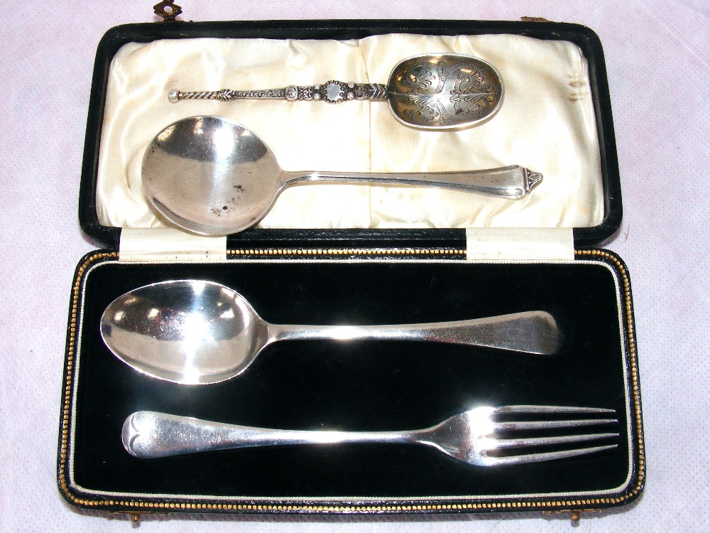 A cased sterling silver fork & spoon hallmarked for Birmingham (45 grams) , an ornate sterling