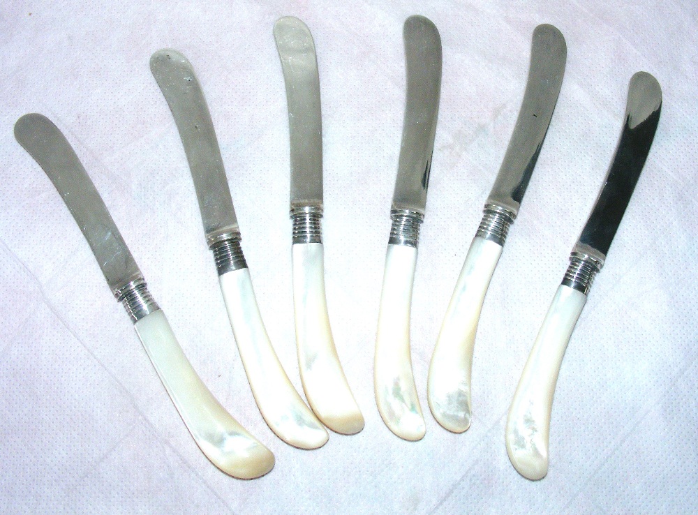 A set of six butter knives with mother of pearl handles & sterling silver blades & ferrules - Image 2 of 2