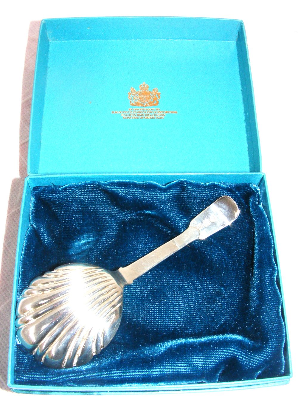 A sterling silver caddy spoon assayed for London 1903 weighing 20 grams in presentation box - Image 2 of 2