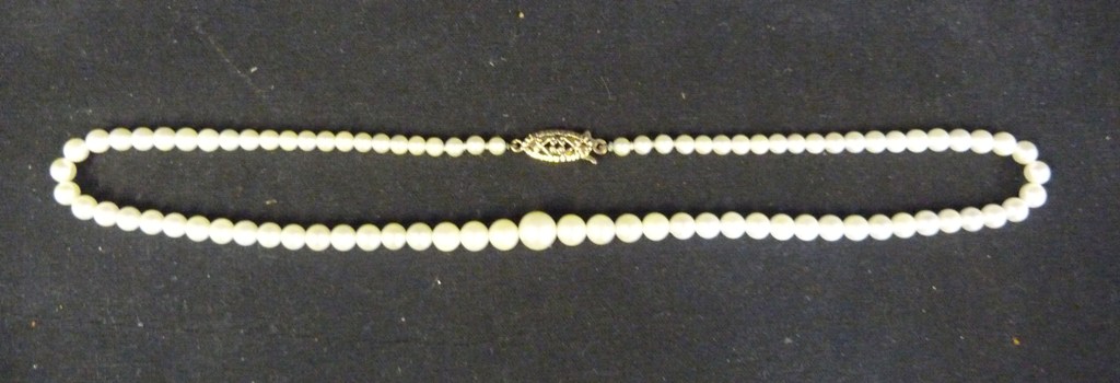 A Cultured Pearl Graduated Necklace, with 9ct. gold clasp