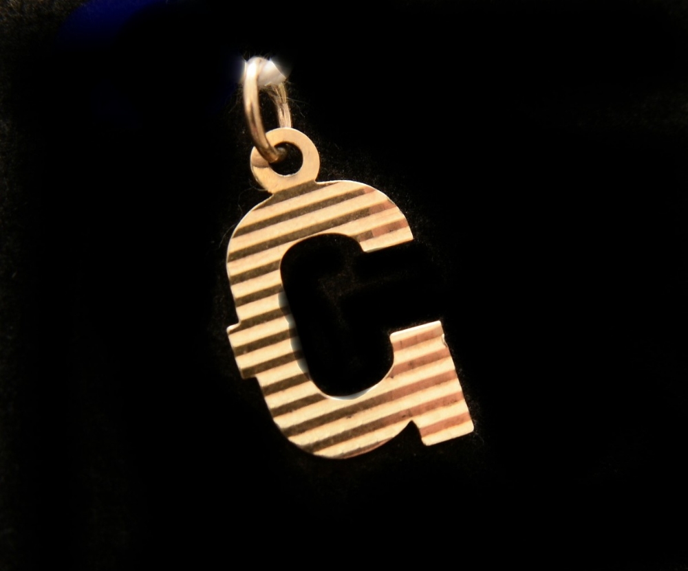 9ct gold `G` charm 0.4g