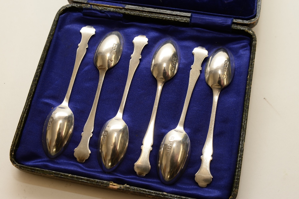 Set of 6 Sterling Silver spoons with patterned edge in case
