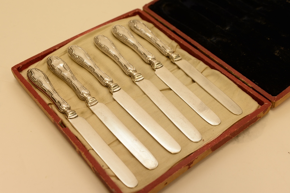 A set of 6 sterling silver knives with patterned handles in case
