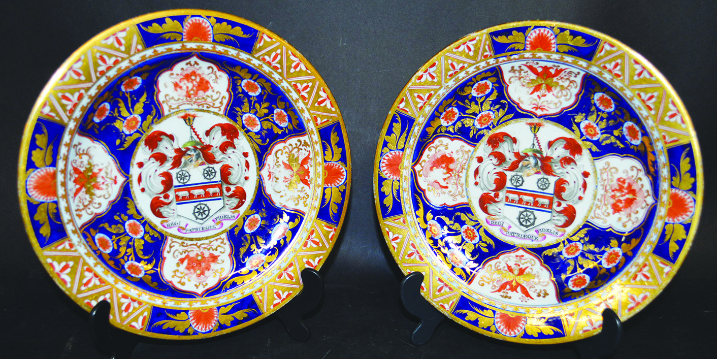 A PAIR OF 19TH CENTURY CHAMBERLAIN WORCESTER ARMORIAL PLATES fully painted with a coat of arms and
