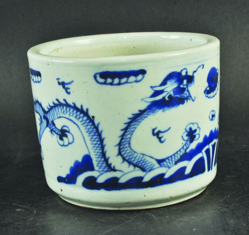 AN 18TH/19TH CENTURY CHINESE PROVINCIAL BLUE & WHITE PORCELAIN BRUSH POT, the sides painted with a