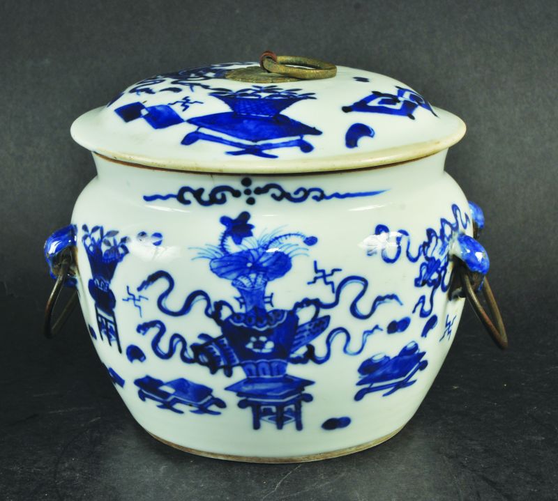 A 19TH CENTURY CHINESE BLUE & WHITE KAMCHENG JAR & COVER, each piece painted with precious objects