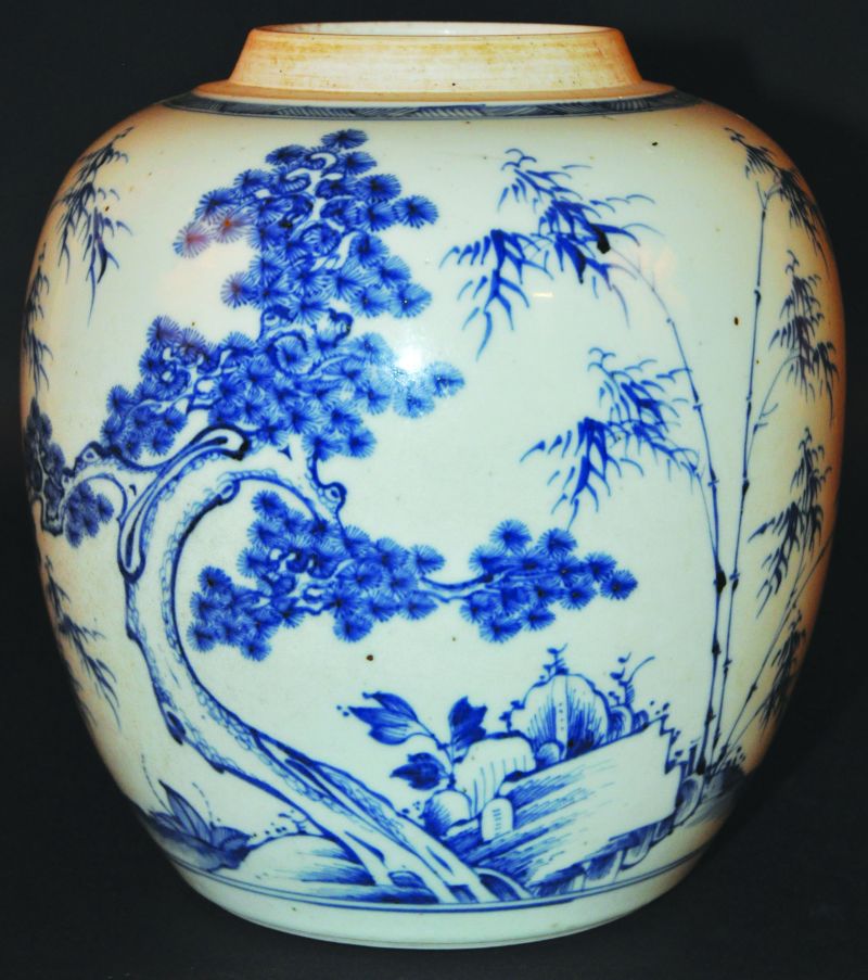 AN EARLY 18TH CENTURY CHINESE KANGXI/YONGZHENG PERIOD BLUE & WHITE PORCELAIN JAR, the sides of the