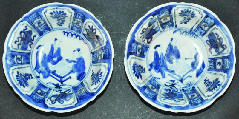 A PAIR OF 20TH CENTURY CHINESE BLUE & WHITE KRAAK-STYLE PORCELAIN BOWLS, the bowls 5.6in diameter.