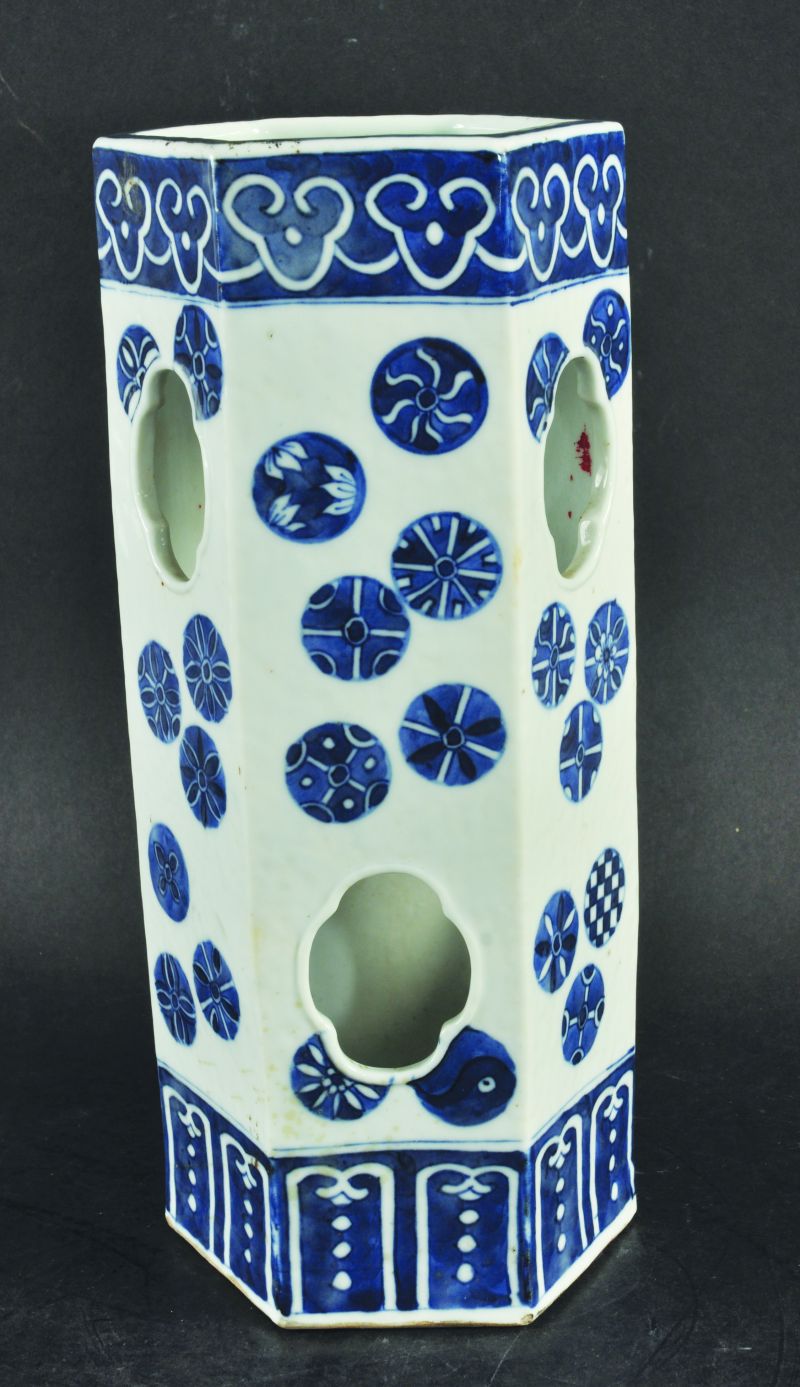 A 19TH CENTURY CHINESE BLUE & WHITE PORCELAIN ?HAT? VASE, of hexagonal section, the sides painted