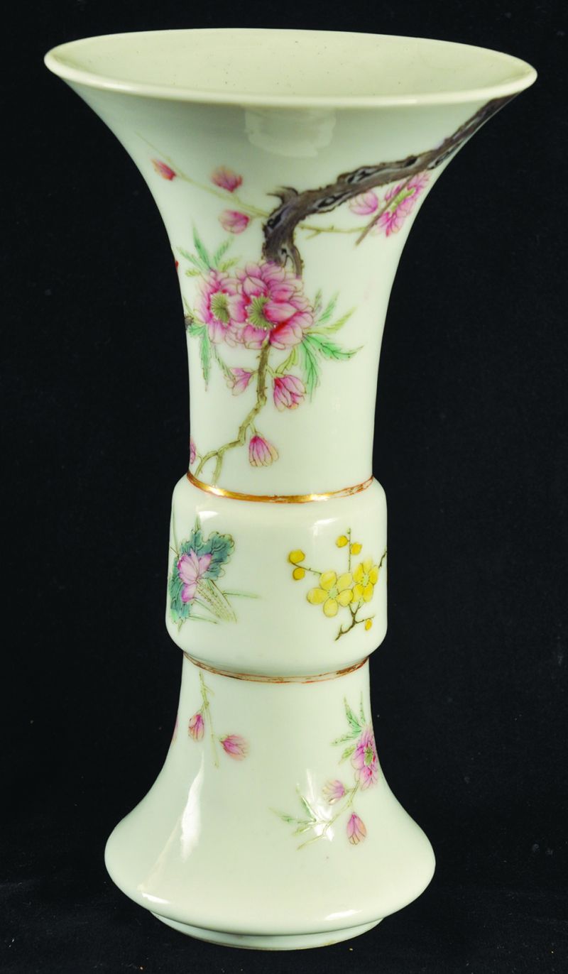 A GOOD QUALITY 19TH CENTURY CHINESE FAMILLE ROSE PORCELAIN GU VASE, painted with birds perched on