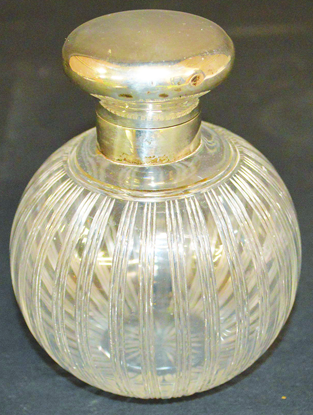 A SILVER TOPPED SCENT BOTTLE AND COVER. London 1913.