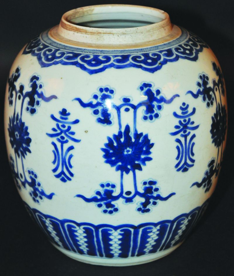 A CHINESE KANGXI PERIOD BLUE & WHITE PORCELAIN JAR, the sides of the jar painted with formal lotus