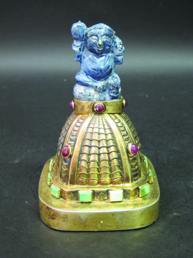 AN UNUSUAL JAPANESE GILT METAL AND HARDSTONE TABLE ORNAMENT, surmounted by Daikoku wielding his