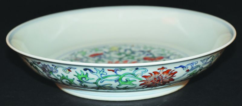 A GOOD QUALITY CHINESE DOUCAI PORCELAIN DISH, the base with a Qianlong seal mark in underglaze-