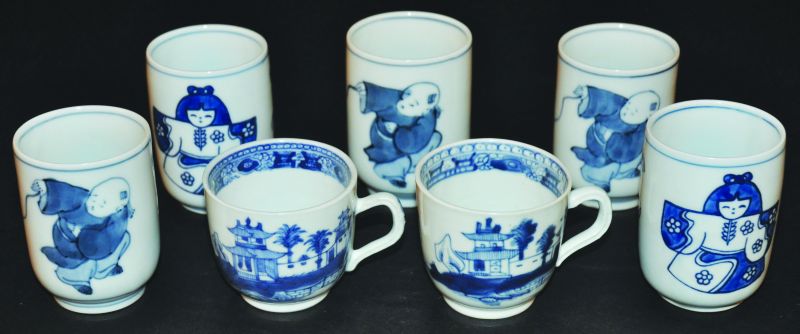 TWO 18TH CENTURY CHINESE BLUE & WHITE PORCELAIN COFFEE CUPS, the largest 2.7in diameter at rim & 2.