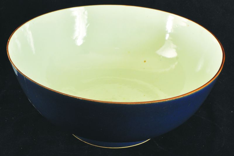 AN 18TH CENTURY CHINESE POWDER-BLUE PORCELAIN BOWL, the rounded exterior sides with faint traces of