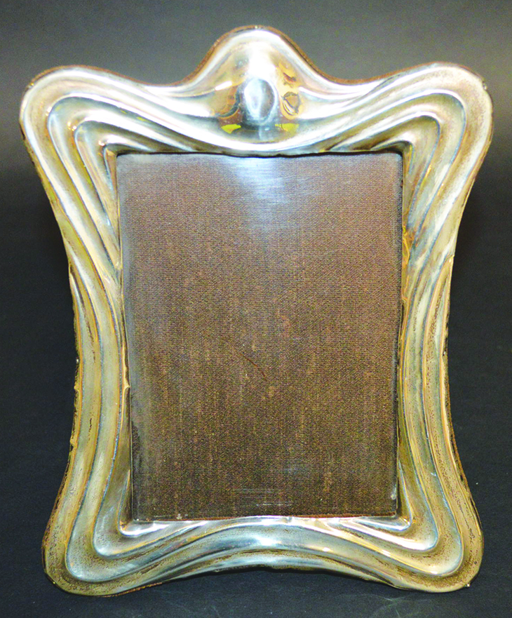 AN EDWARD VII ART NOUVEAU SHAPED PHOTOGRAPH FRAME Birmingham 1904