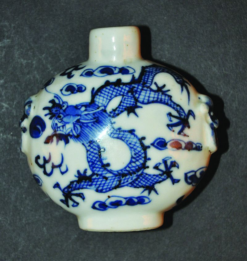 A 19TH CENTURY CHINESE BLUE & WHITE PORCELAIN SNUFF BOTTLE, the flattened ovoid body painted with