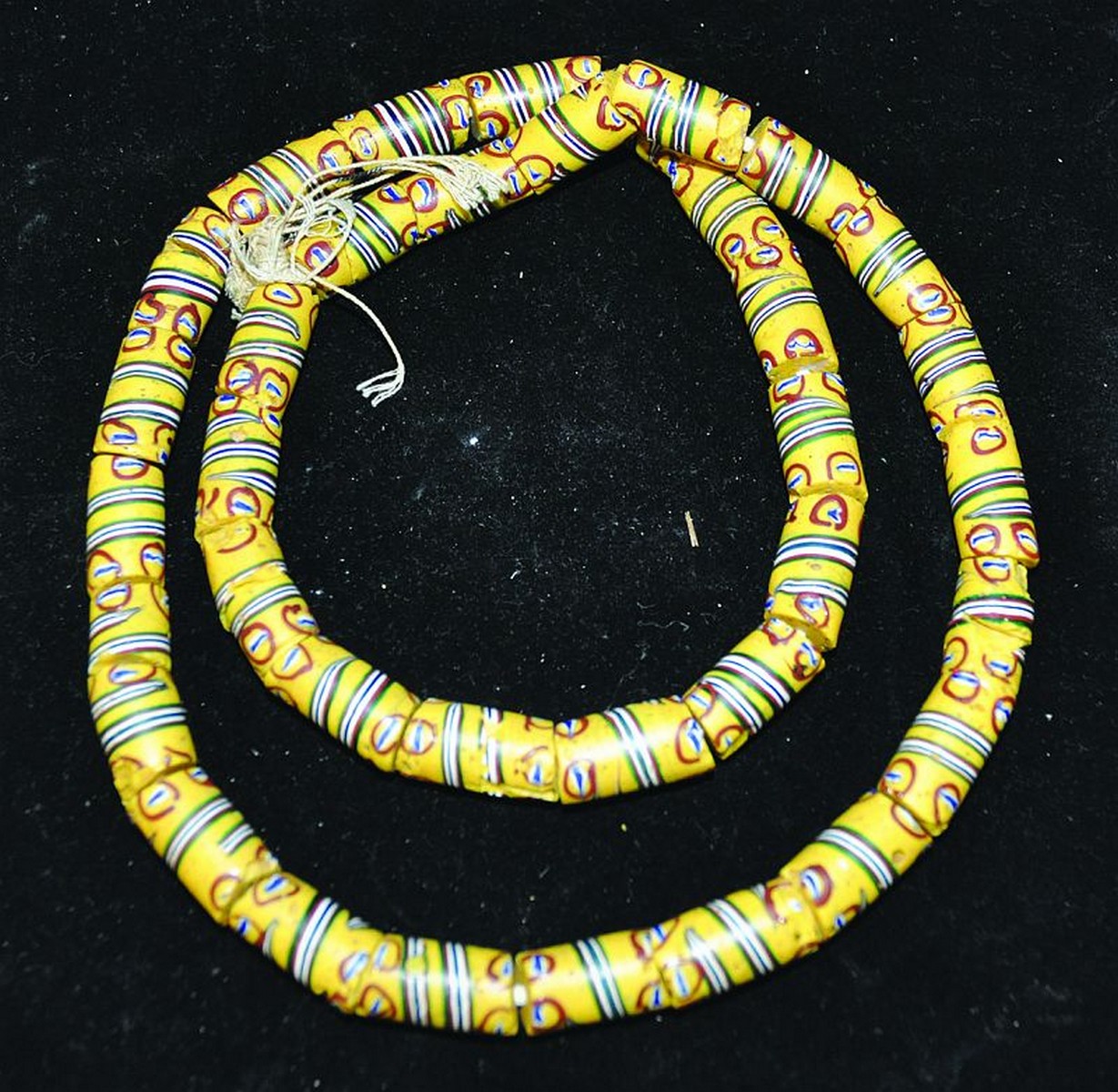 A ROMAN YELLOW GLASS NECKLACE.