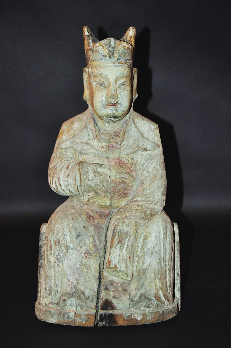 A LARGE CHINESE MING DYNASTY WOOD CARVING OF A SEATED OFFICIAL, the whole with traces of painted