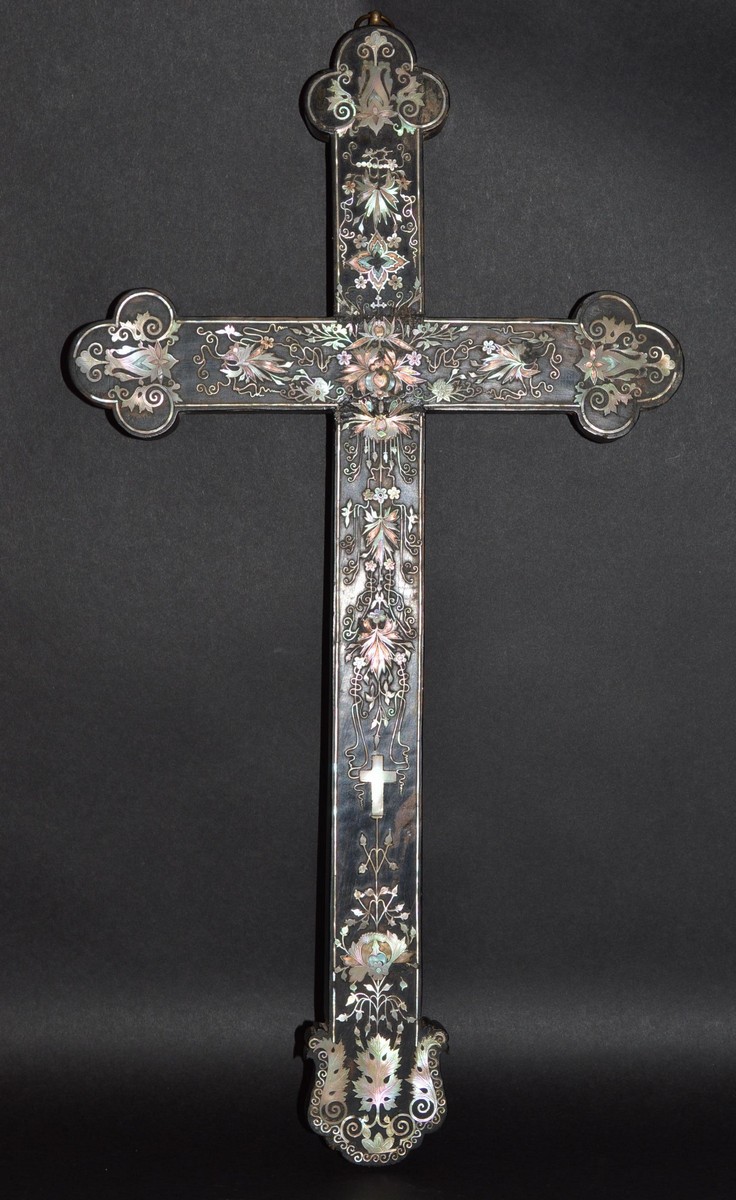 A VERY GOOD GOANESE JESUIT ROSEWOOD CROSS inlaid with silver and mother of pearl. 19ins long.