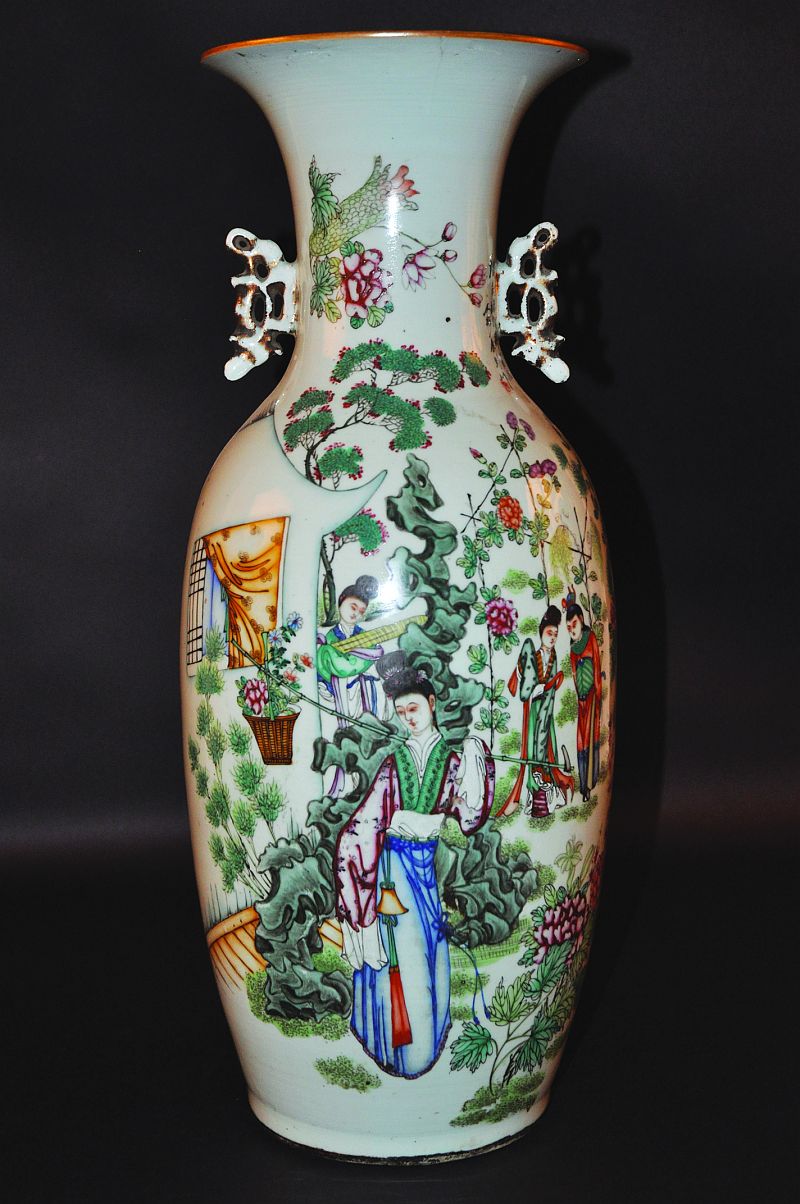 A LARGE EARLY 20TH CENTURY CHINESE FAMILLE ROSE PORCELAIN VASE, the sides decorated in vivid